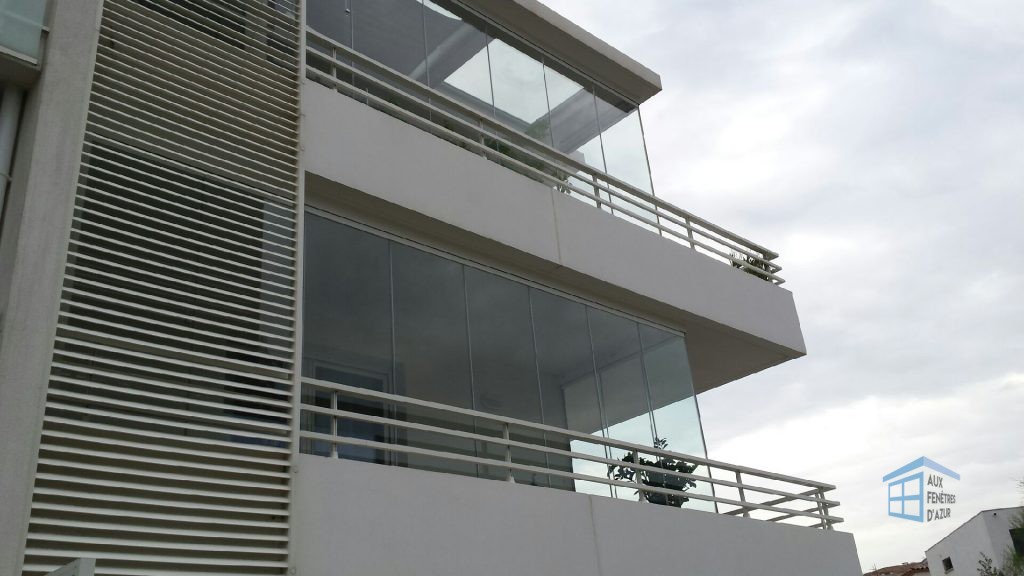 installation de deux rideaux de verre sur grand balcon du sud de la france